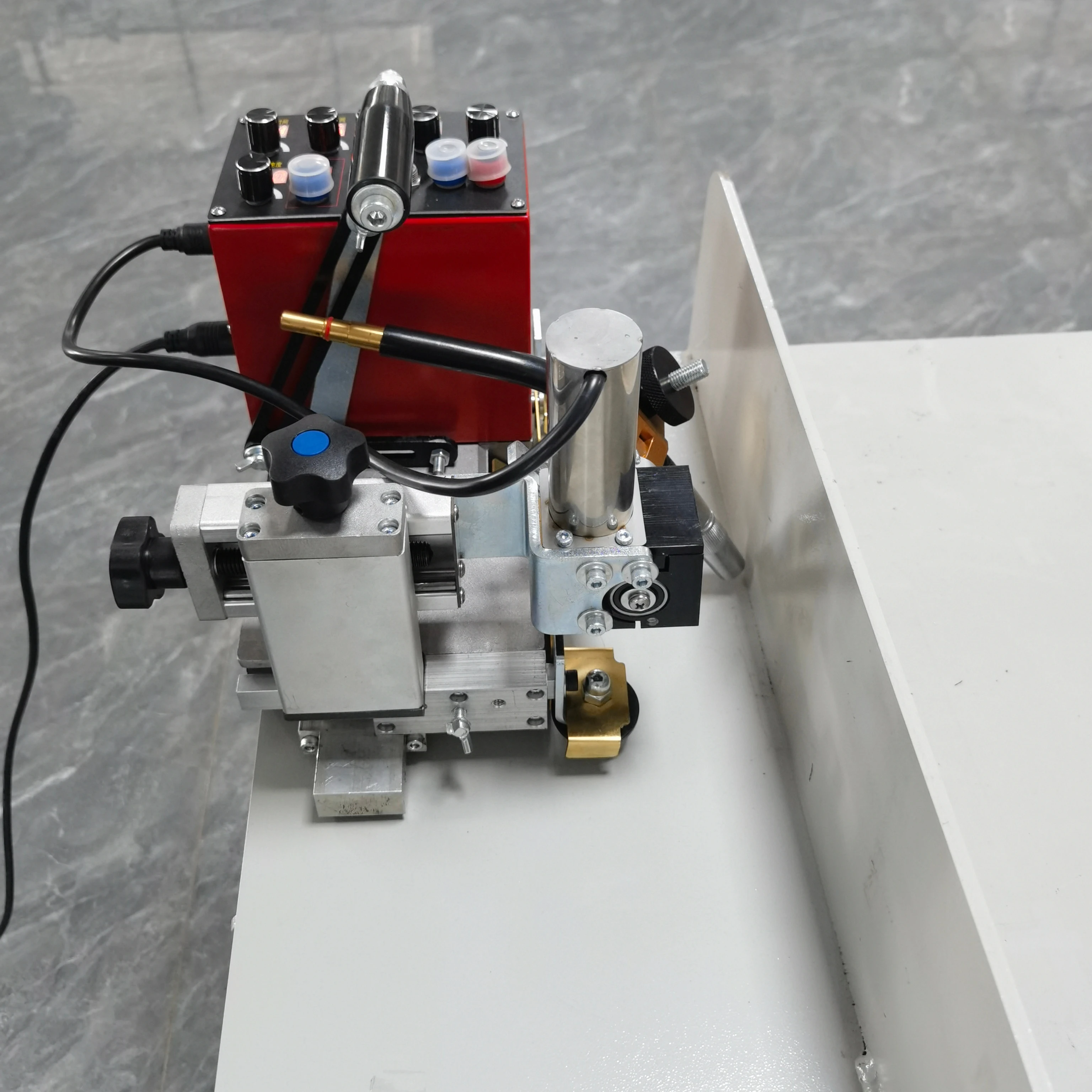 

KA-HE9 Новый портативный сварочный робот для металла, автоматическое распашное устройство для сварки филе с четырьмя резиновыми колесами, угол работы на 360°