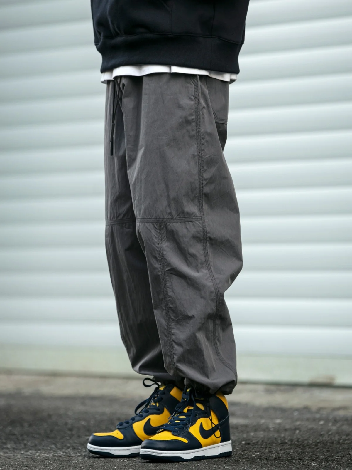 

Японская функциональная рабочая одежда в стиле ретро, повседневные брюки, мужские свободные уличные универсальные цветные брюки с манжетами, модные брюки-шнурки...