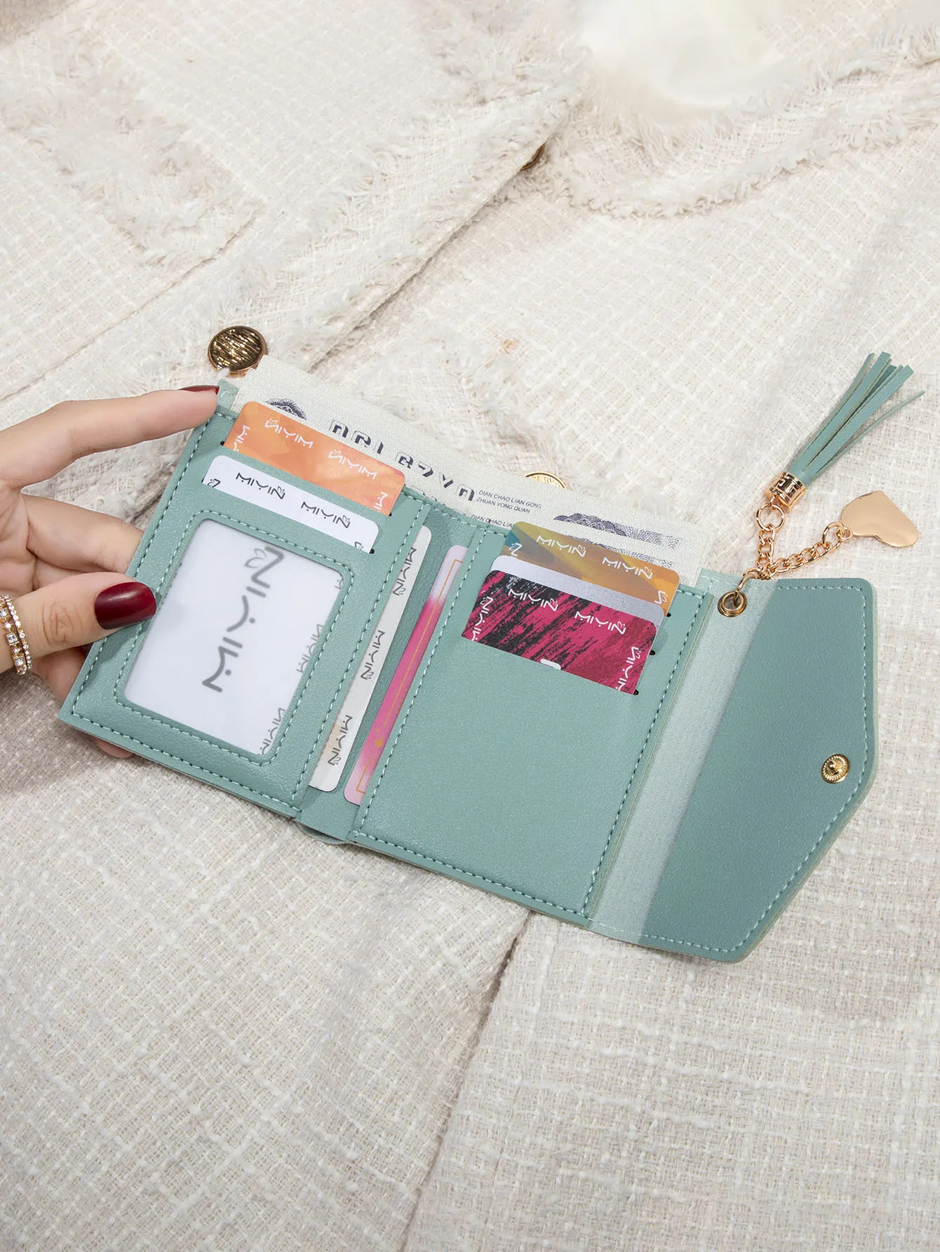Kompakte Damen-Clutch-Geldbörse, schlankes Schwarz, tragbare Geldbörse mit goldfarbenem Druckknopfverschluss und Quastendetail, leichte Mini-Geldbörse – Detail 13