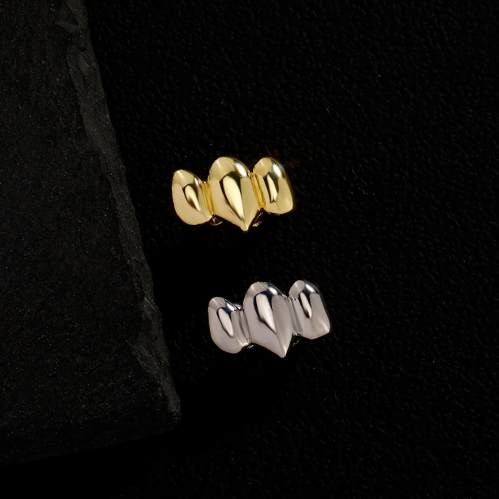 TOPGRILLZ الهيب هوب لامعة الأسنان Grillz الأنياب الشرير 3 قبعات الأسنان للنساء الرجال المجوهرات هالوين تأثيري هدية شوايات الأسنان