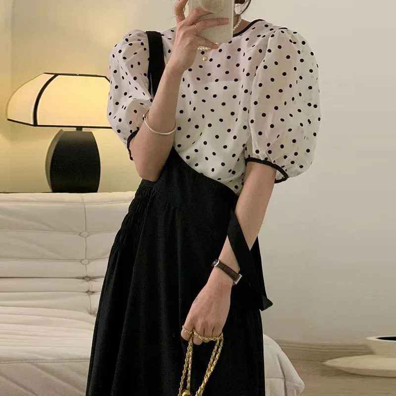 Conjunto de duas peças com csa chique de manga bufante com estampa de bolinhas e vestido longo com decote redondo, estilo ...
