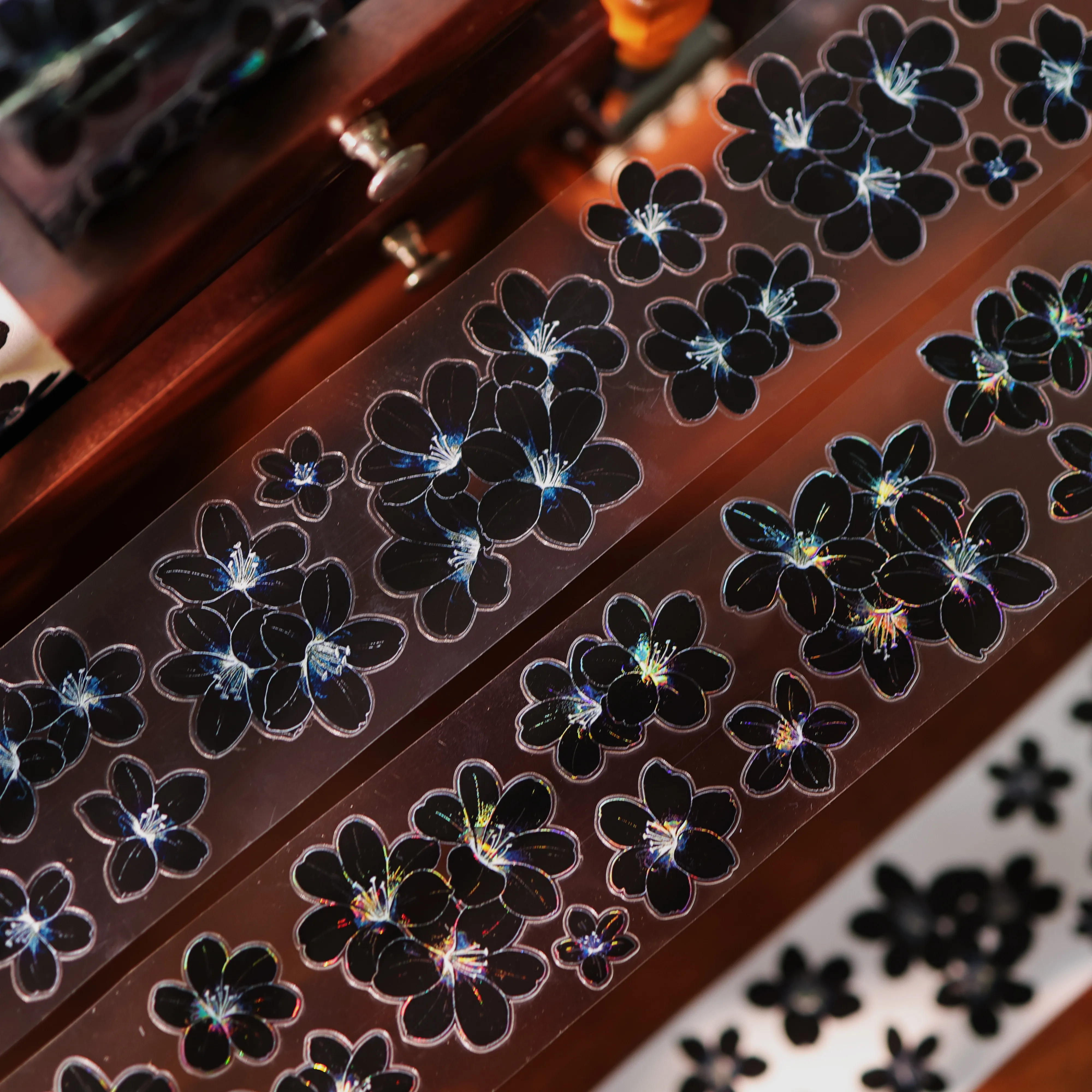 

Yi'er 17 [Brown Sugar Flower Language] Washi Tape Retro Dark Flower Sticker Shell Light