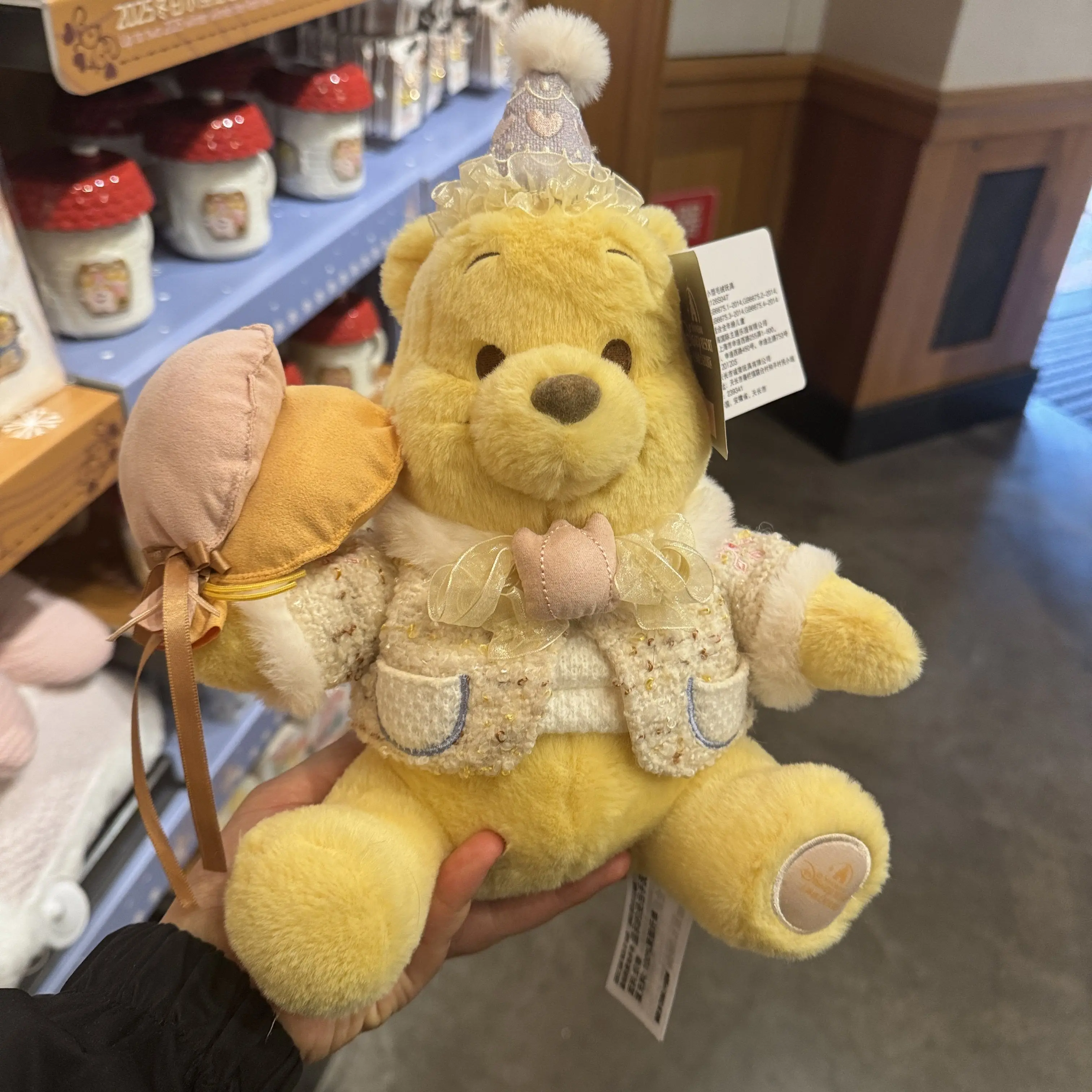 Porte-clés en peluche douce Winnie l'ourson Disney 2025, avec chapeau de fête et ballon, pour la décoration de sacs et de sacs à main, pour enfants et adultes