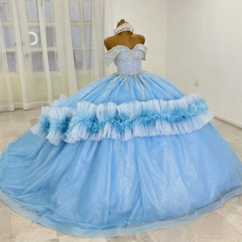 

Небесно-голубое платье Quinceanera по индивидуальному заказу с открытыми плечами и блестящей аппликацией с кристаллами и длинным хвостом, кружевное платье с цветком, Vestido 15, Quinceanera