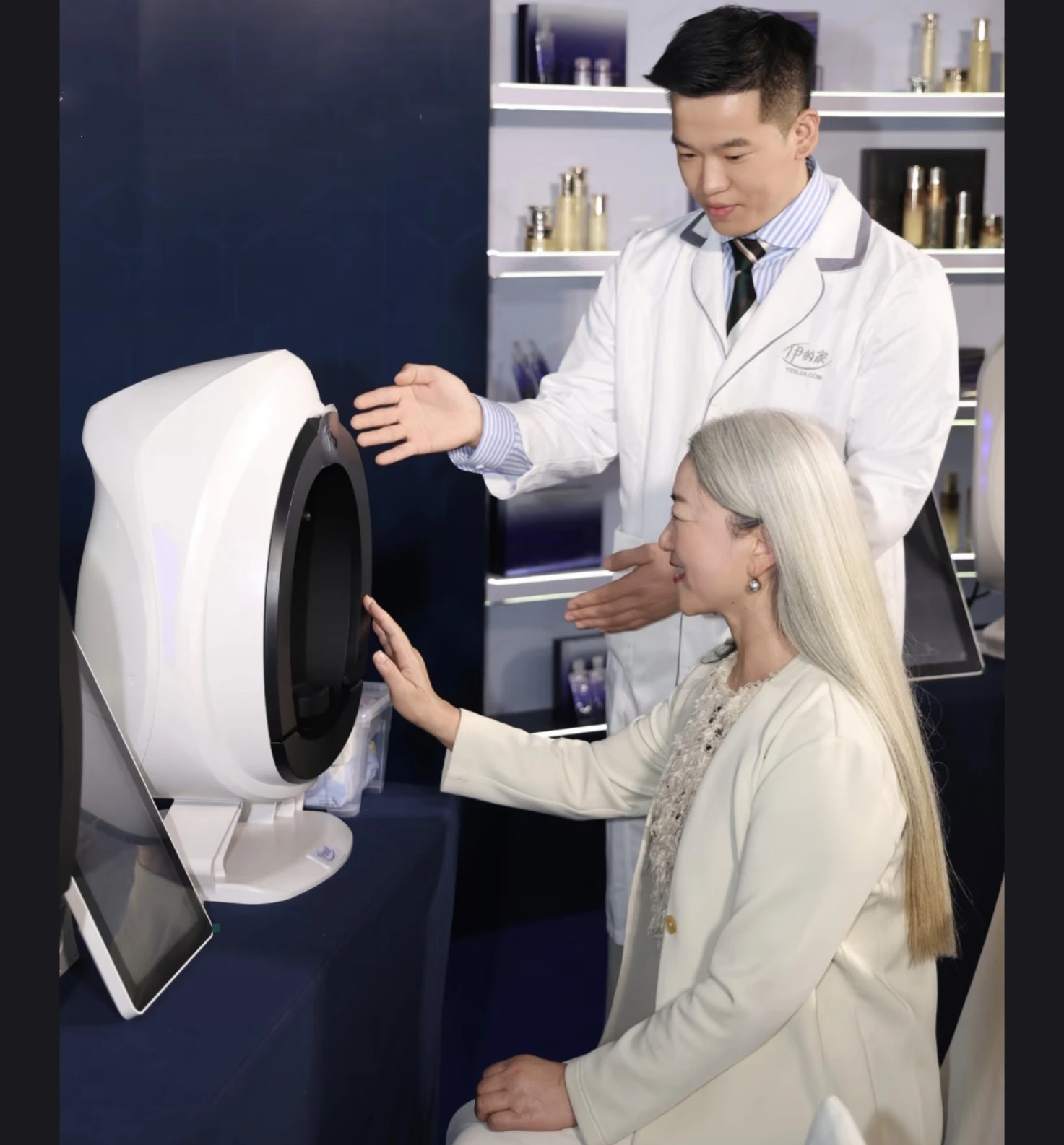 

Q1 Skin Analyzer 15.6-inch AISA 3D Professional Facial Skin Analyzer 36 Million Pixels 10-Mode Skin Analysis Scanner