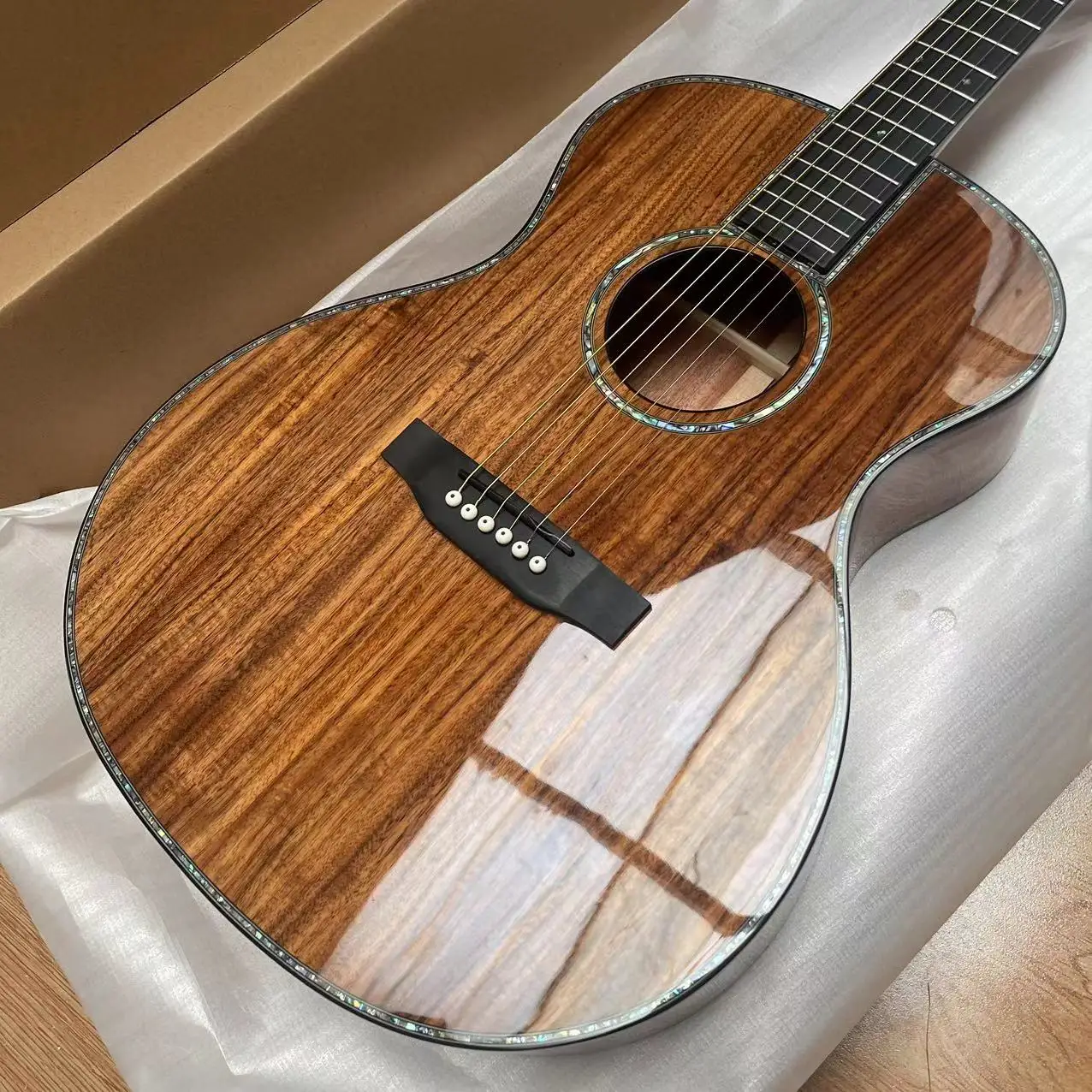 Luxury acoustic guitar, spruce panel side and back, ebony fingerboard abalone shell binding number: 4