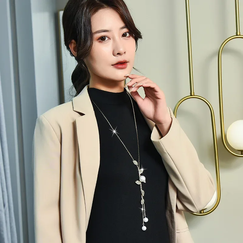 هذا قلادة متعددة الاستخدامات وأنيقة وراقية مع سلسلة سترة طويلة على شكل ورقة شجر