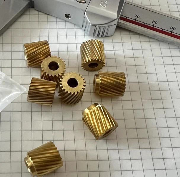 

2 шт. 0,5 модуля 21T латунная винтовая шестерня, диаметр 5 мм, 45 ° Угол спирали, левая и правая сторона доступна для передачи привода двигателя
