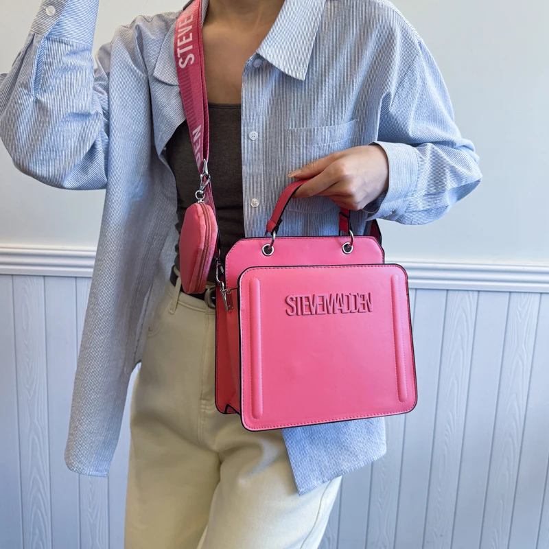 Sacola de luxo curada, forma estruturada espaçosa, sutil corte a laser, silhueta exclusiva para escapões elegantes e sem esforço