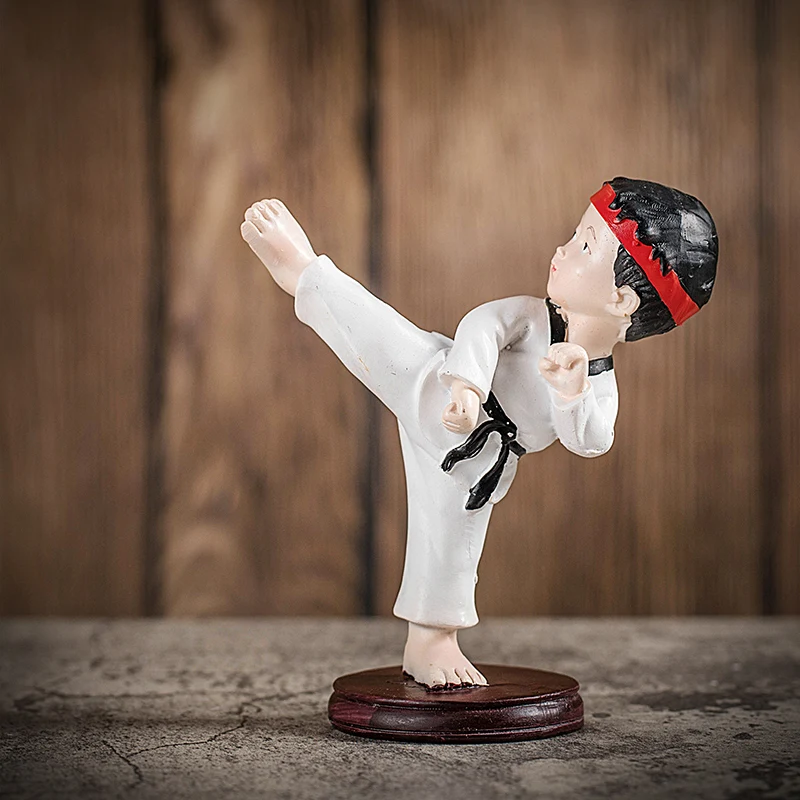 Resin handicraft small Taekwondo character model Female side kick Martial arts decoration Creative ornaments Gift giving