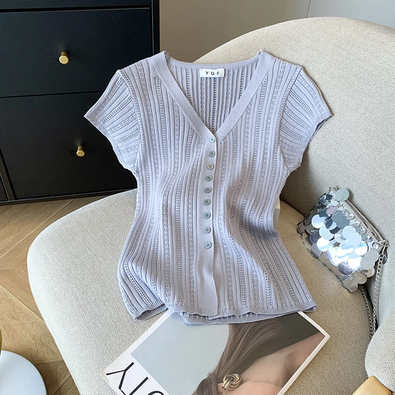 

Тонкий трикотажный топ с V-образным вырезом, пуговицами и ажурным дизайном, универсальный стиль с рукавами-крылышками для повседневной носки, для женщин больших размеров.