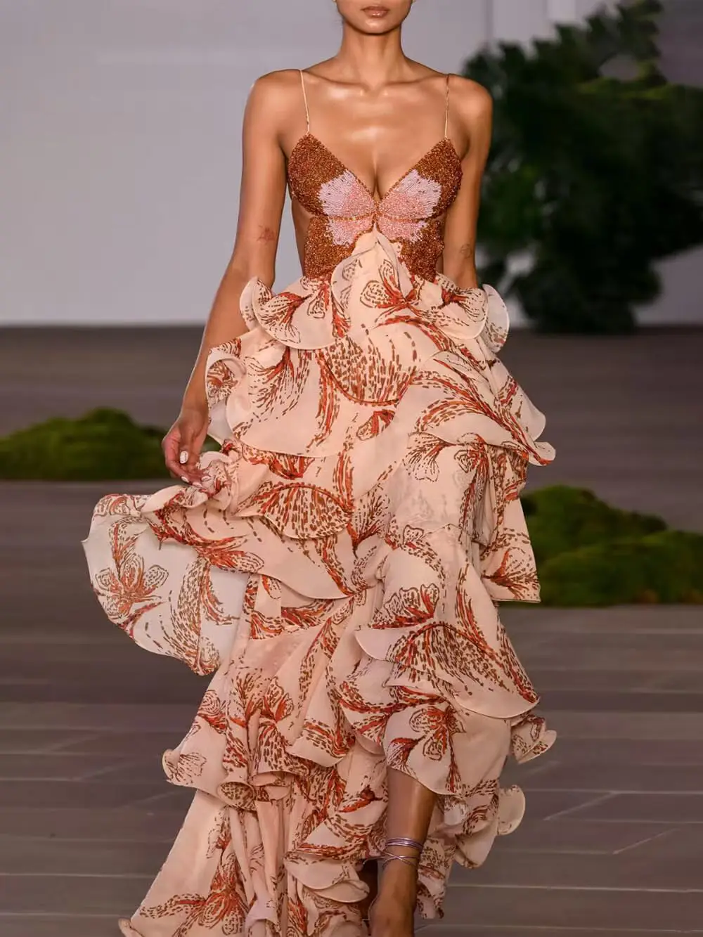 シックな蝶プリントフリルプリーツドレス女性セクシーな V ネックバックレスタイアップロングドレス夏ノースリーブ中空アウトボヘミアンティアード