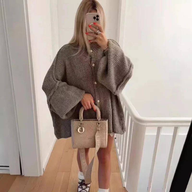 22025秋冬 欧米風 スタンドカラー メタルボタン装飾 バットウィングスリーブ カーディガン セーター