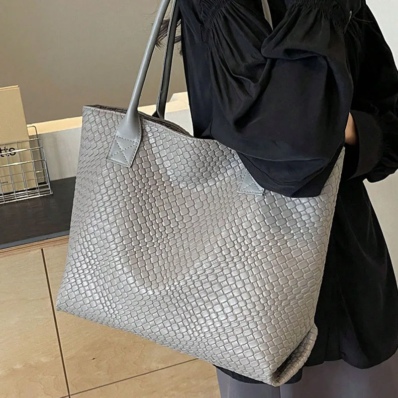 حقيبة يد ذات سعة كبيرة بنمط منسوج، حقيبة كتف عصرية، تصميم متخصص، حقيبة كتف بلون موحد، مناسبة للتسوق اليومي