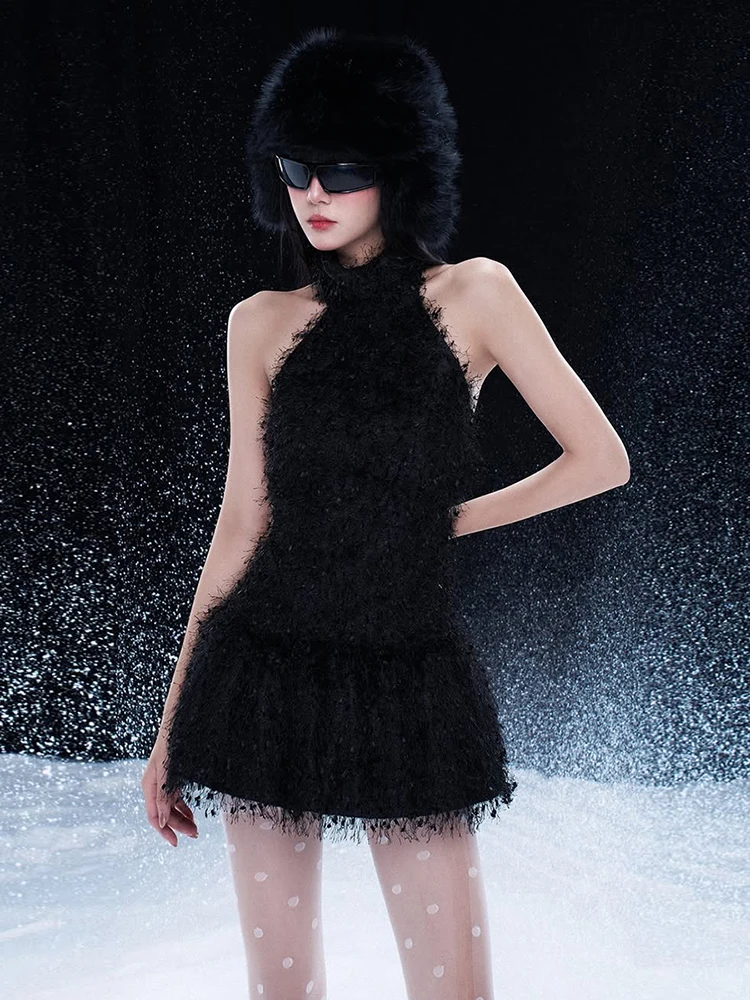 

Элегантный комплект из двух предметов Whatiwear: топ-халтер с декоративными лямками и открытой спиной + пышная юбка на шнурке. Идеально для свиданий и уличного стиля.