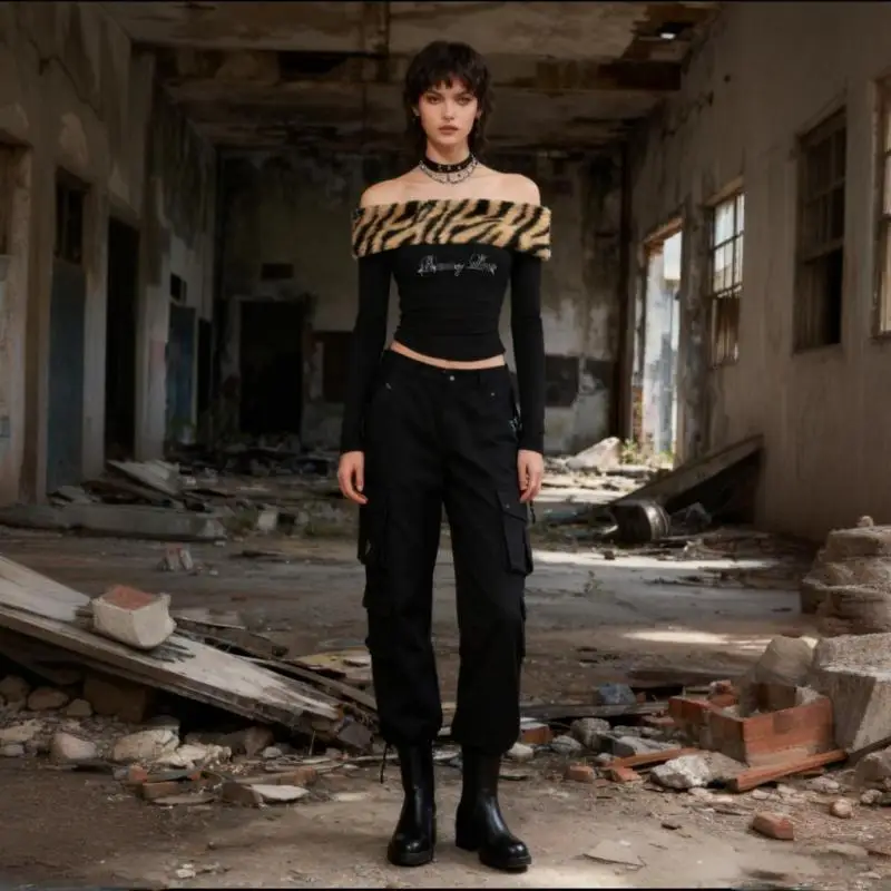 T-shirt da donna a maniche lunghe slim con spalle scoperte e collo in pelliccia con stampa leopardata in stile ragazza piccante autunnale