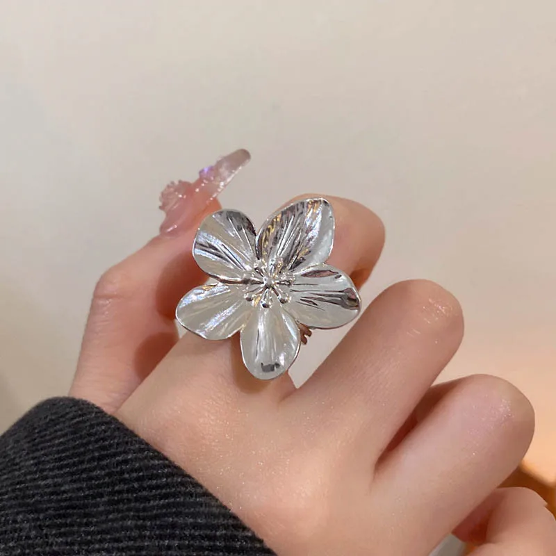 2024 New Flower Ring for Women Simple Temperament Party Fashion Trendy Charm Waterproof Jewelry Gifts Wholesale image 2
