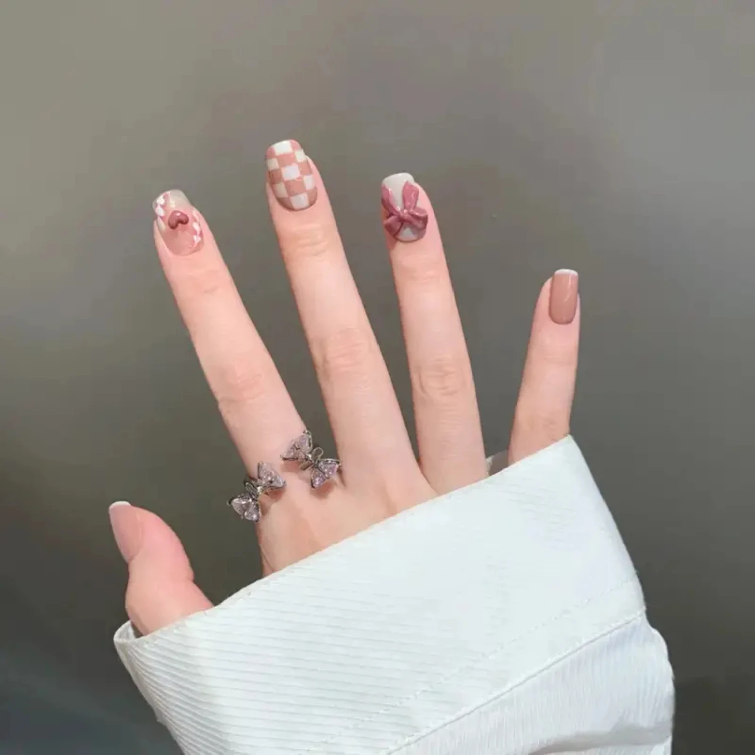 Atemberaubendes 24-teiliges kurzes Schmetterlings-Nagelflicken-Set, Schachbrett-Nägel-Set mit zuverlässigem Geleekleber, einschließlich 1-teiliger Polierstreifen