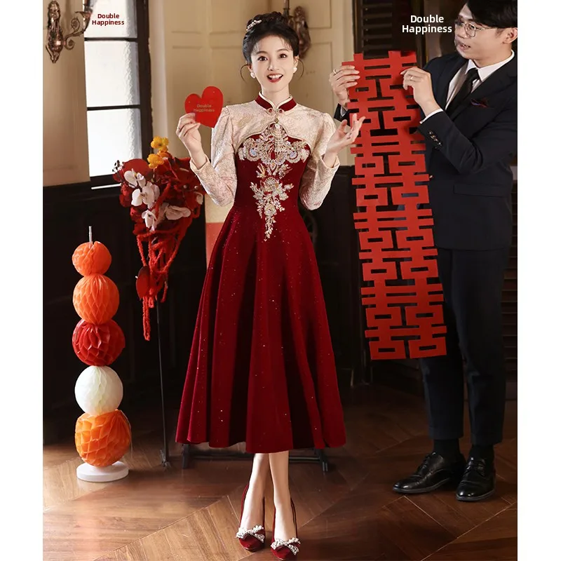 

Красное свадебное платье с длинными рукавами в китайском стиле для невесты: новое, эффектное, для торжественного возвращения домой, создающее ощущение роскоши.