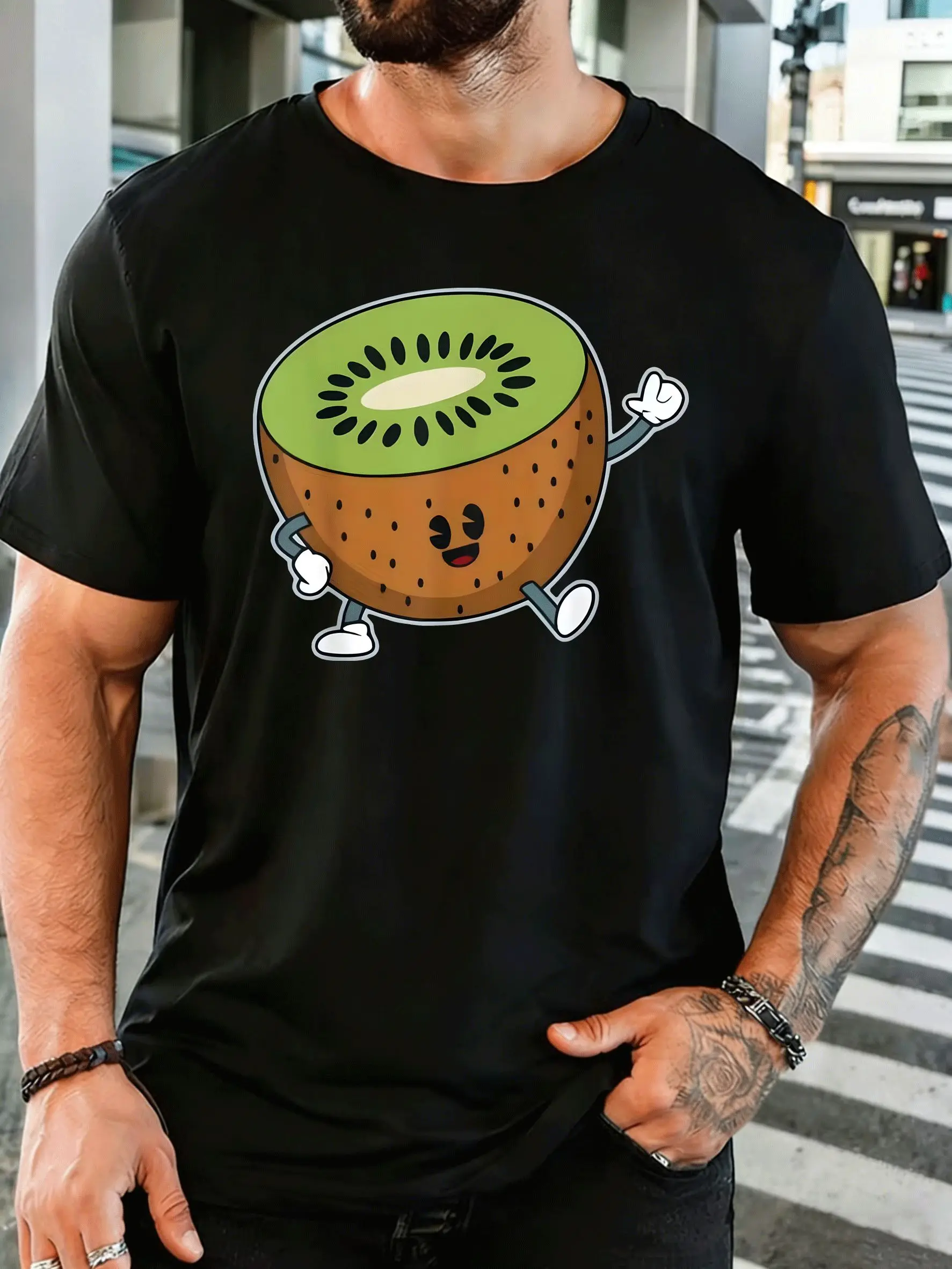 Camiseta con estampado frontal de un personaje de kiwi caminando, diseño de dibujos animados, para hombre, con un bonito gráfico de frutas, de manga corta, ideal para el verano, un regalo para los amantes de las frutas.