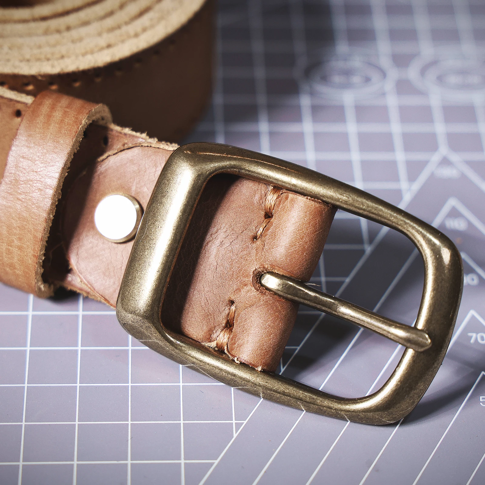S.WORKER Vintage-Herren-Gürtel aus echtem Leder, Vollnarbenleder, lässiger, klassischer Jeansgürtel mit Messing-Dornschließe, Geschenkbox – Detail 17
