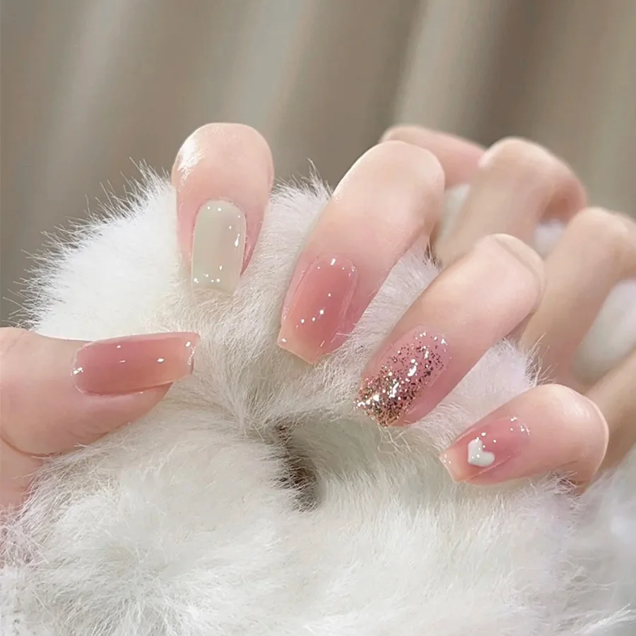 24 ピース/セットショートミディアム偽爪女性女の子グラデーション光沢のあるグリッターハートフレンチスクエアアーモンドヒントプレス偽爪