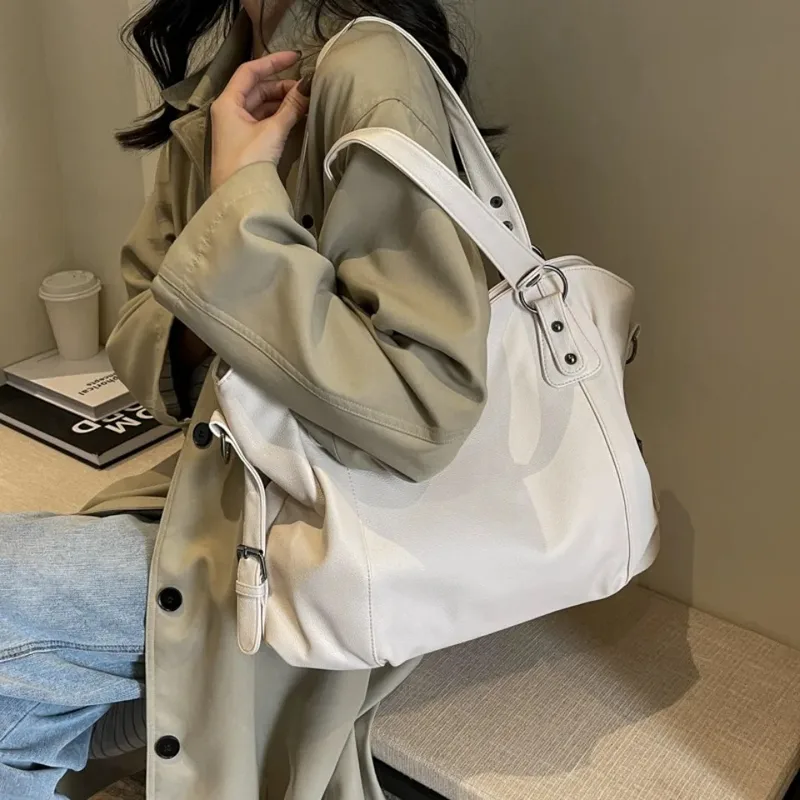 Bolsa de Ombro Feminina Grande em Couro Macio para Laptop — foto 4