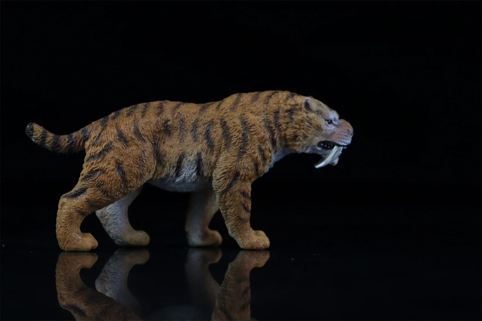 TNG Saber-Toothed Tiger T4007 Model Realistic Prehistoric Animal Collection Scene Desk Decoration Birthday Gift Educational Toy