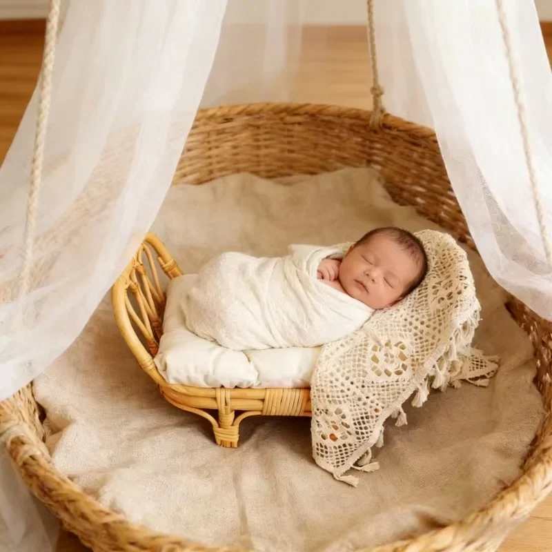 panca-letto-in-bambu-monopezzo-con-cesto-in-rattan-supporto-per-posizione-neonato-essenziale-per-servizi-fotografici-in-studio