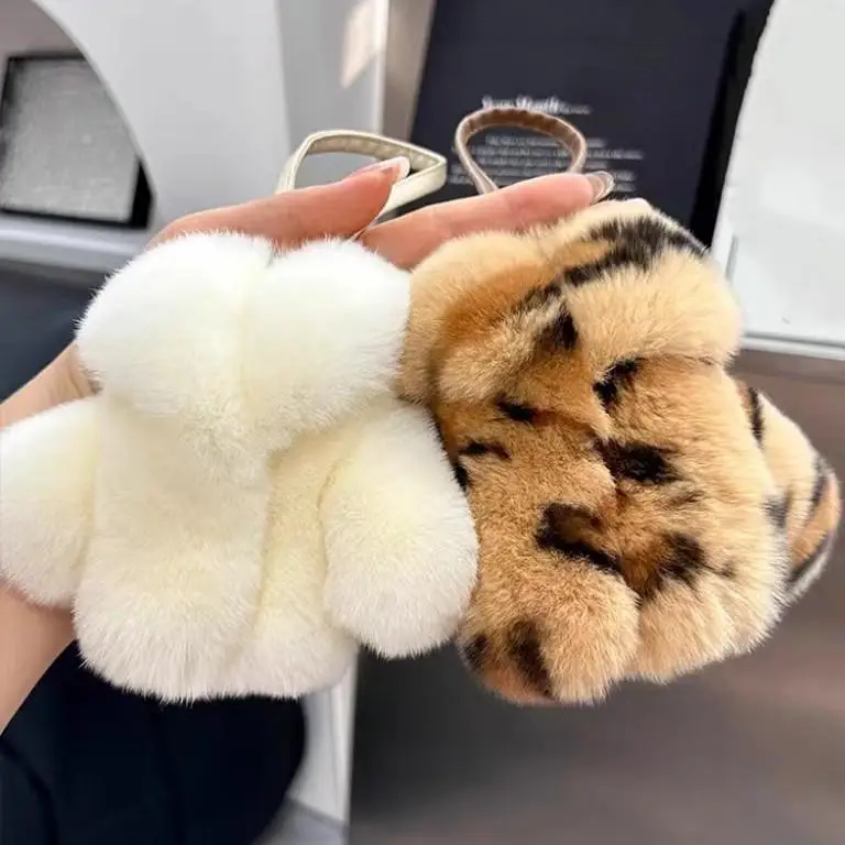 

Delicate Rabbit Fur Keychain Adorable Plush Bag Charm Car Key Accessory High-End Sensation Small Clothes Design Winter 2024