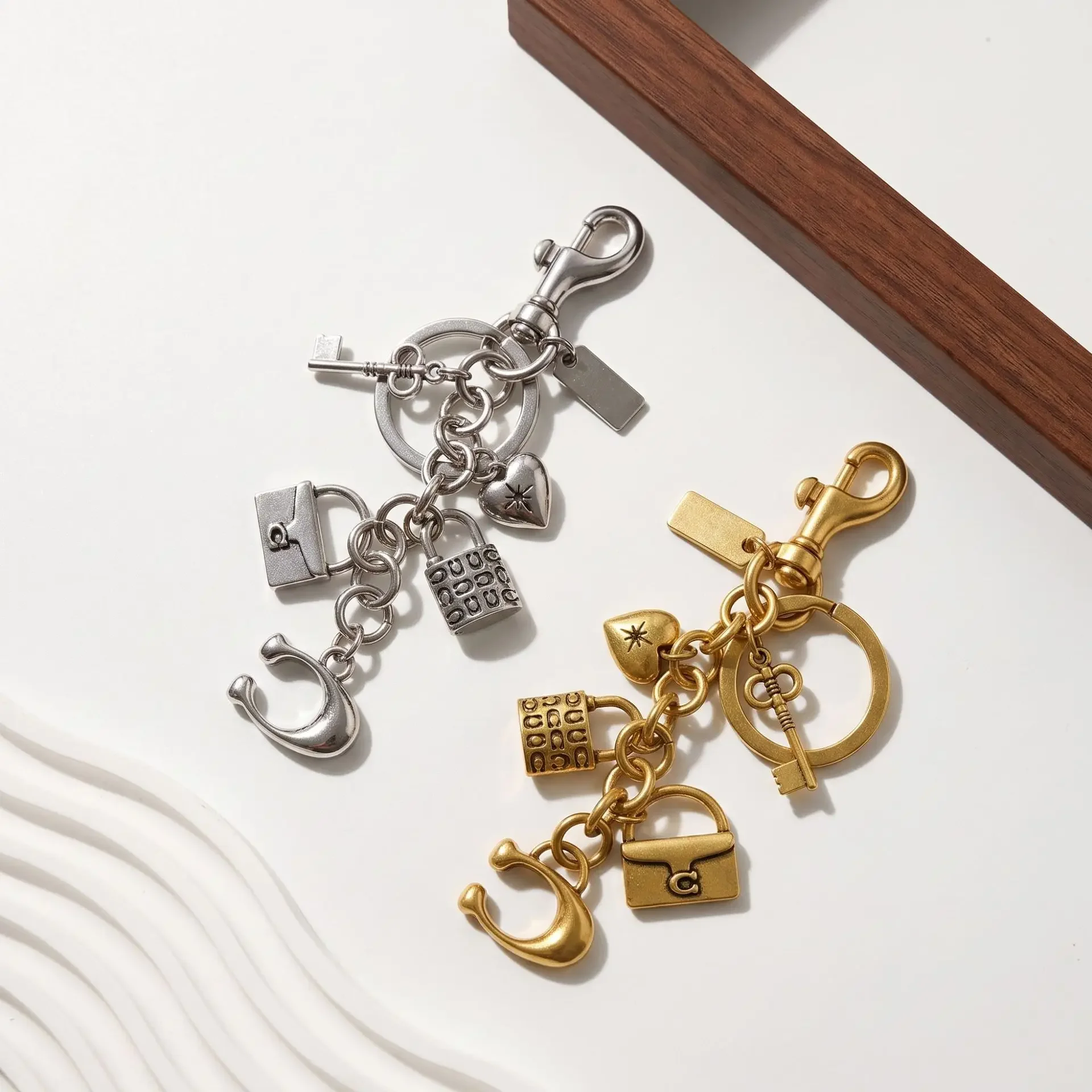Designer-Taschenanhänger, mattes Gold, Mehrfach-Schlüsselanhänger, luxuriöse Handtaschenaccessoires für gesteppte Lederhandtaschen, Corporate Girl – Detail 4