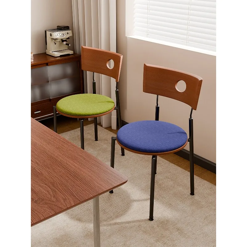 เก้าอี้ทานอาหารสไตล์เรโทร เก้าอี้พนักพิงไม้เนื้อแข็งสแตนเลส เก้าอี้พักผ่อนแบบซ้อนได้สำหรับอพาร์ทเมนต์ขนาดเล็ก