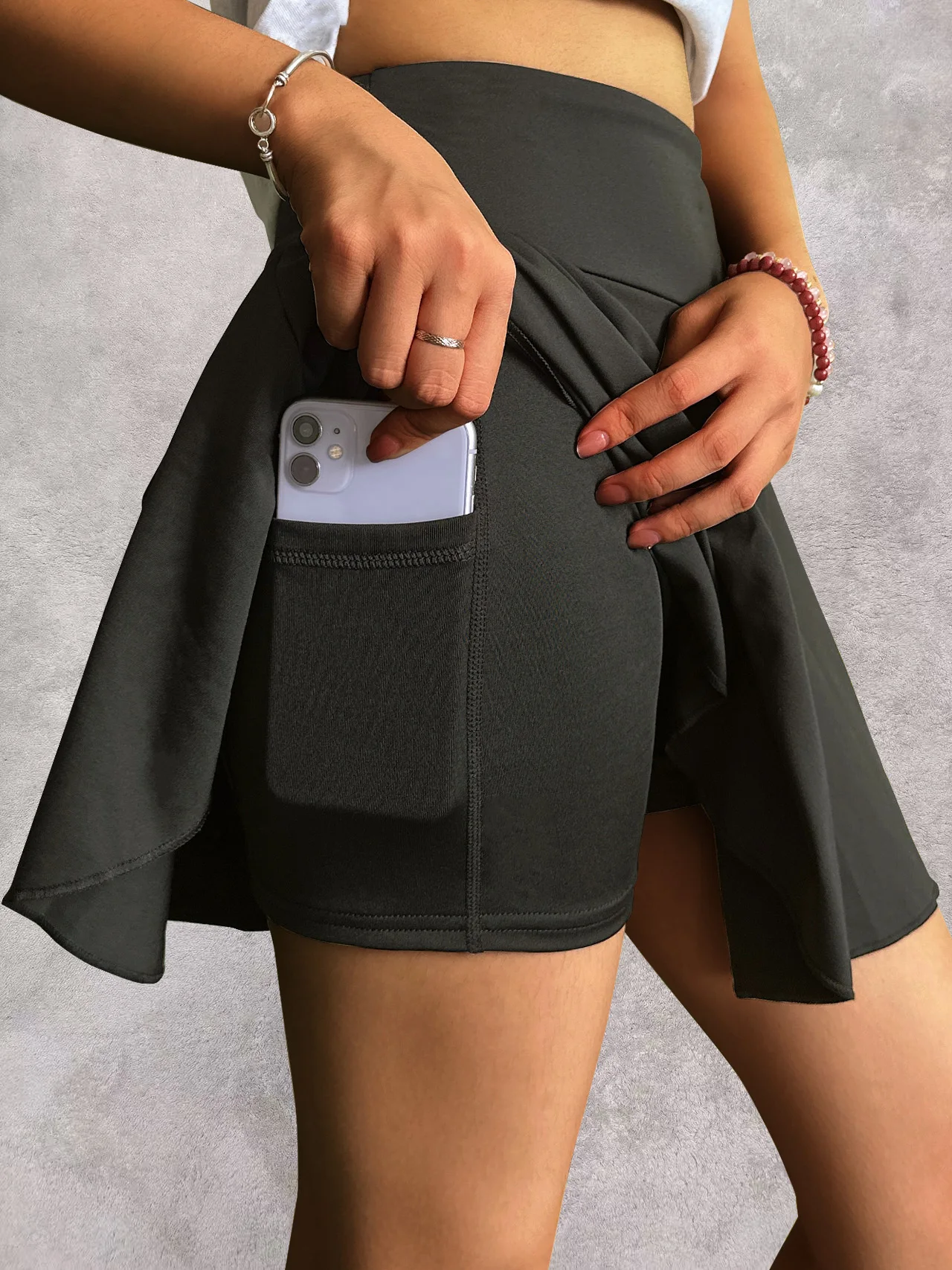 

Женские спортивные теннисные шорты с рюшами, 1 шт., 2-в-1, подходят для бега и повседневных занятий спортом, черные, удобная посадка, с карманами.