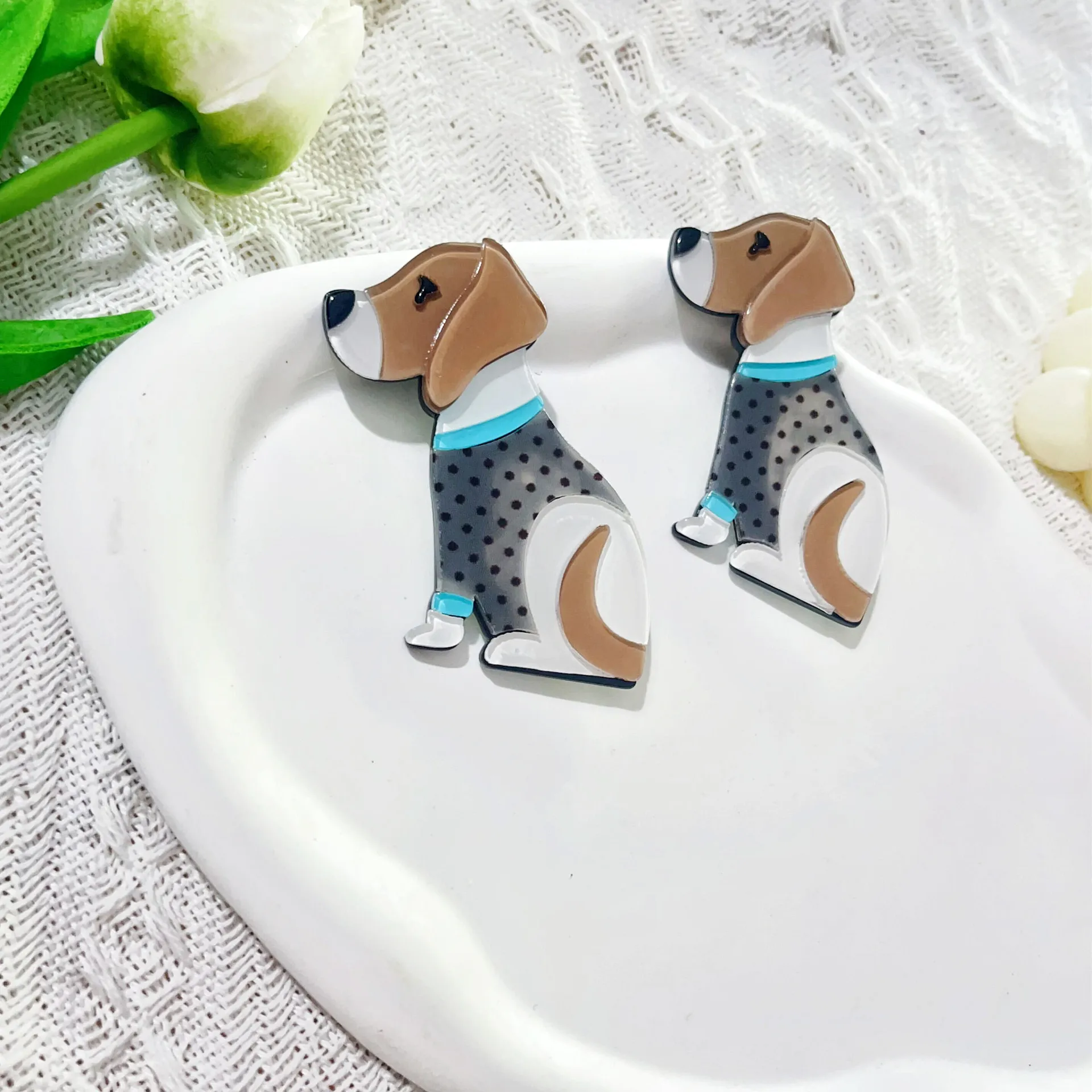 Cartoon polka dot small dog brooch clip hand spliced acrylic animal jewelry suit and bag accessories