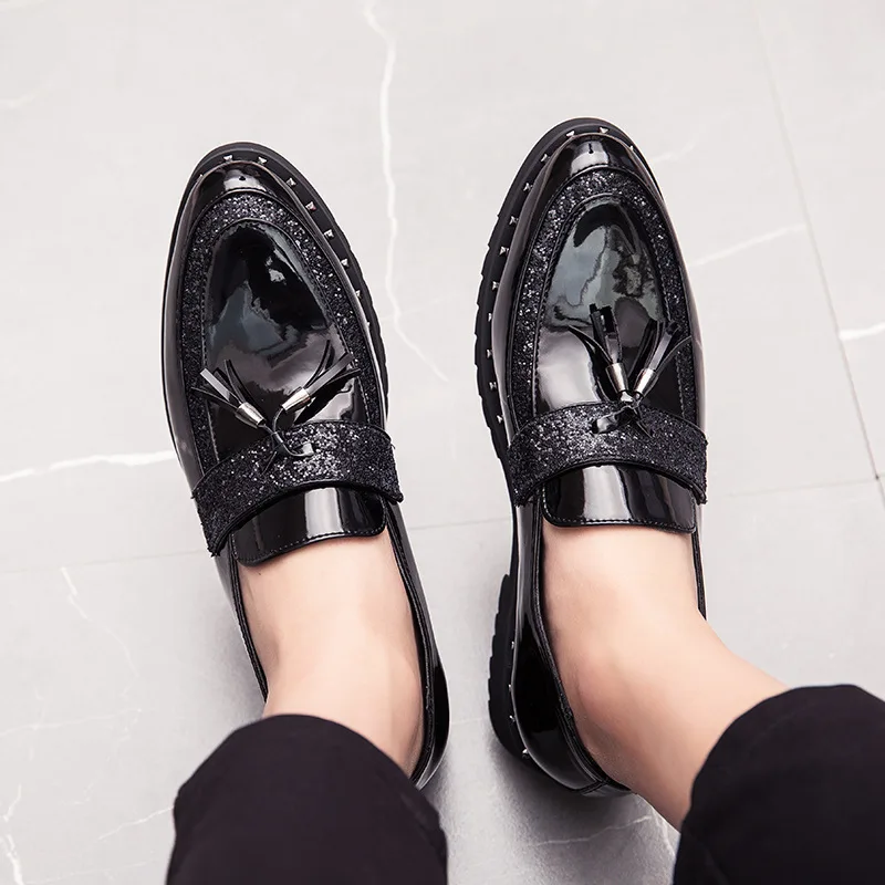 

Мужские повседневные туфли из лакированной кожи, модные деловые классические лоферы с острым носком, элегантные туфли для вечеринок с дизайном в виде кисточек