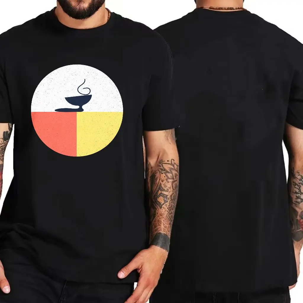 تي شيرت أبيض مع رسومات دائرية على الأمام: دائرة مزخرفة باللون الرمادي الفاتح، فنجان شاي أسود مع بخار، خط عمودي يقسم إلى اليسار #2