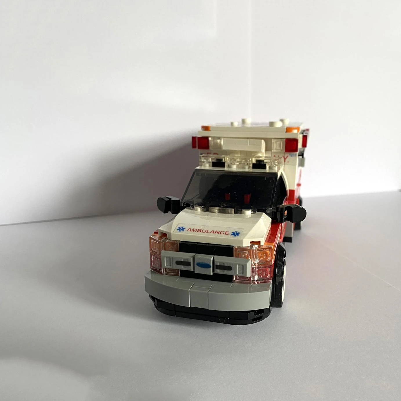 Paladeer 728 Teile New York City Krankenwagen Kreative Aufkleber Individuell Zusammengebaute Bausteine Lehrreiches Modellspielzeug Geschenk für Feiertage – Detail 1