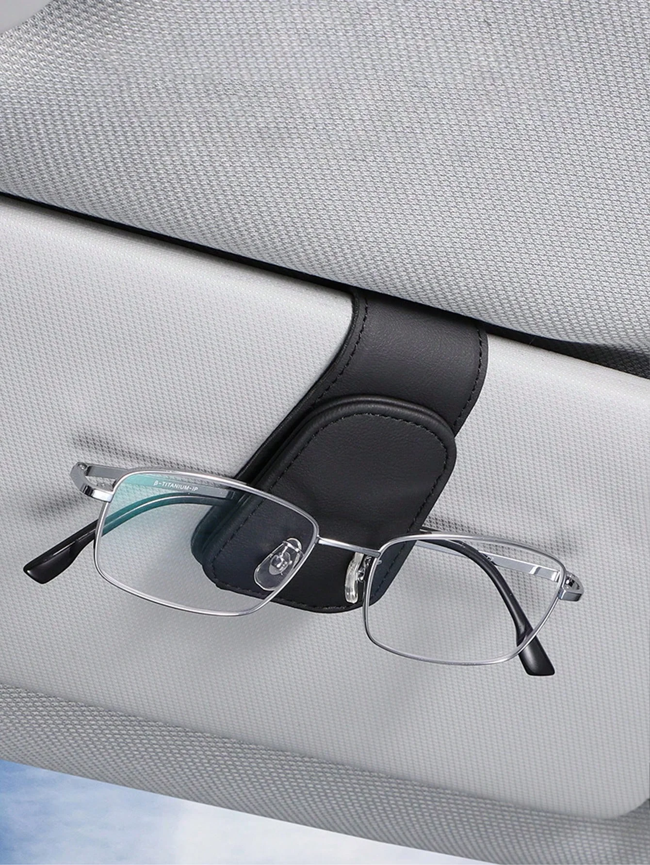 ที่ใส่แว่นกันแดดในรถยนต์ทำจากหนัง PU และโลหะระดับพรีเมียม – คลิปหนีบบังแดดอเนกประสงค์สำหรับรถยนต์ 99% รุ่นต่างๆ, ตัวหนีบยืดหยุ่นแข็งแรง, ป้องกันรอยขีดข่วน