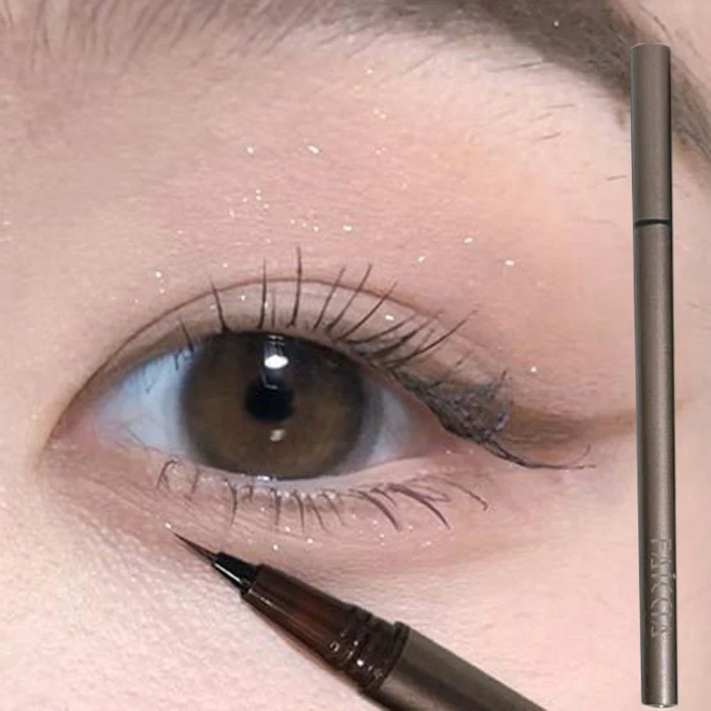 ﻿   Waterdichte vloeibare wenkbrauw Gemakkelijk te kleuren Zweetbestendige wenkbrauwpen 0,05 mm Ultradunne kop Oogmake-up Cosmetische eyeliner-pen