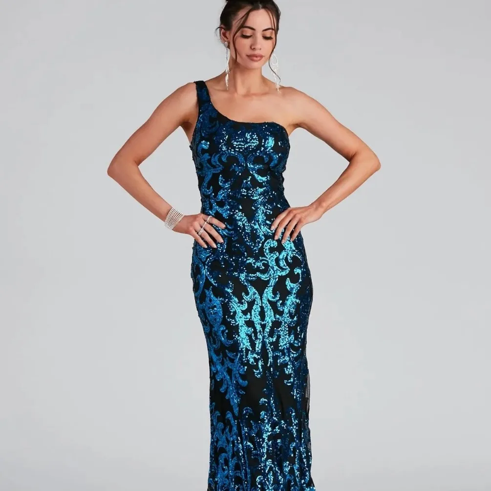 

Sequined sleeveless bodycon evening gown