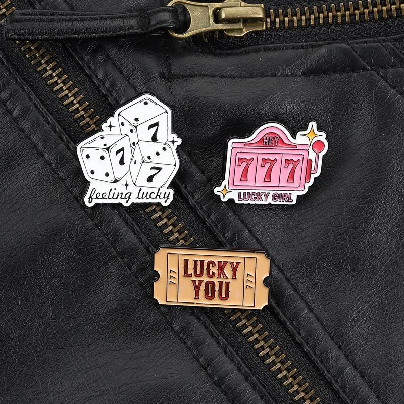 Glücksbringer 7-Glücksspiel-Anstecknadel: Vintage Jackpot-Ticket und Sieben-Punkt-Würfel – Retro-Cool-Vibe für Glücksliebhaber, Streetwear und Alltagsdekoration