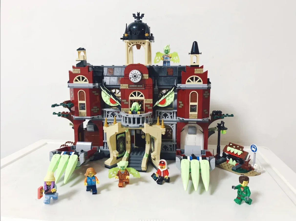 2024 nuovo 70425 Newbury Haunted High School Modello Building Blocks Kit Mattoni Ragazzi creativi Regali di compleanno per adulti