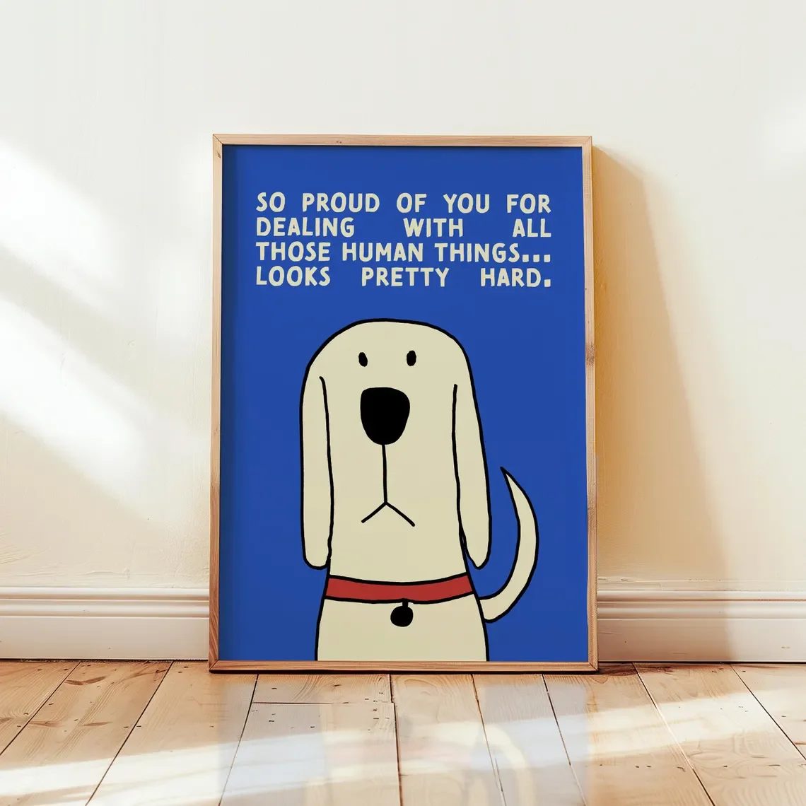 Sanfte, humorvolle Hundewandkunst – Klarer, grafischer Druck eines freundlichen Hundes, der ruhige Ermutigung bietet, in warmen Beige-Tönen.