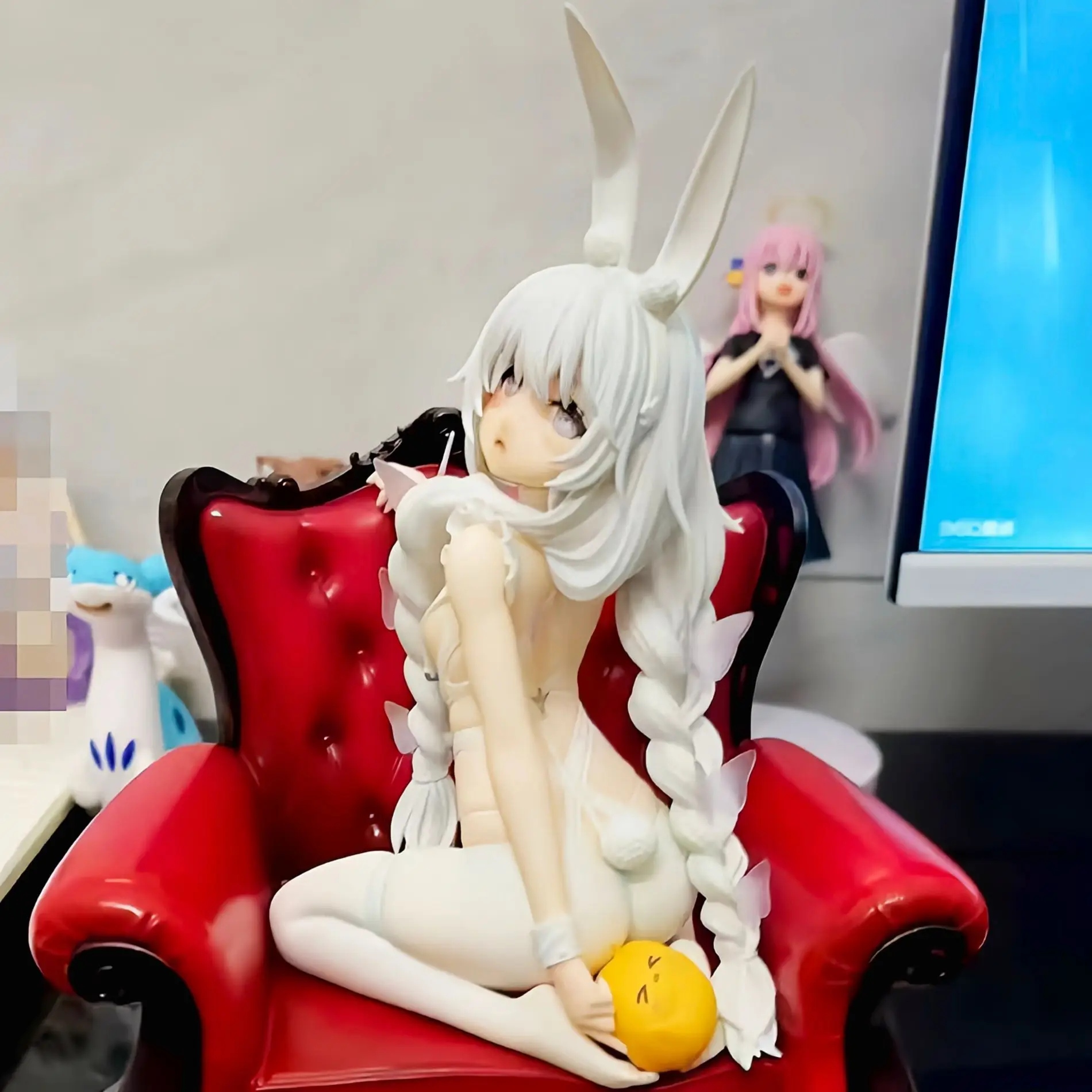 青い青い凶暴な怠惰な白いウサギの二次元フィギュアかわいい美しい女の子アニメーションモデルシャーシ装飾品