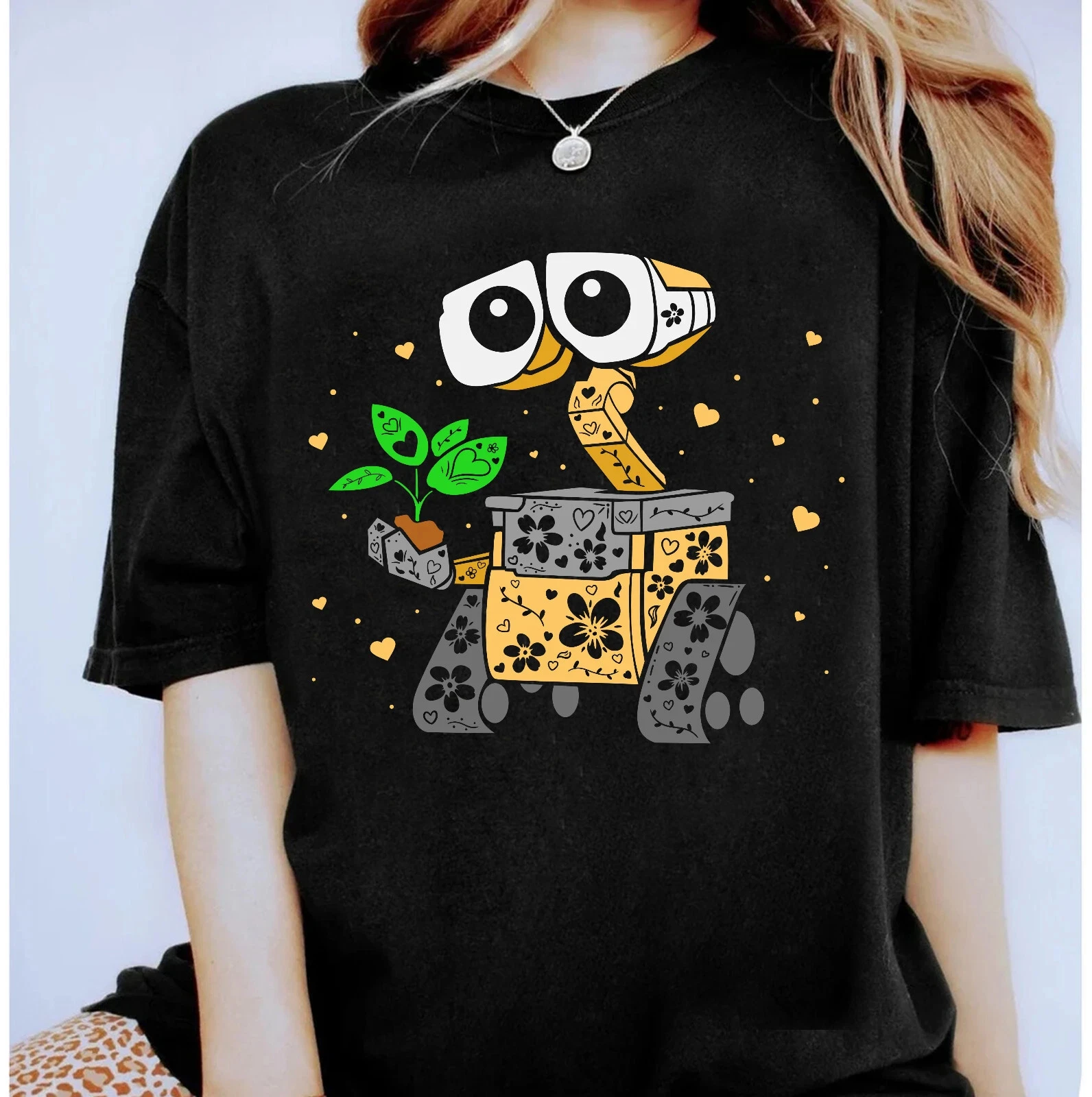 تي شيرت ديزني · بيكسار Wall-E and Eve بنمط زهور للجنسين للبالغين والأطفال، قطن خالص عالي الجودة ملابس الشارع