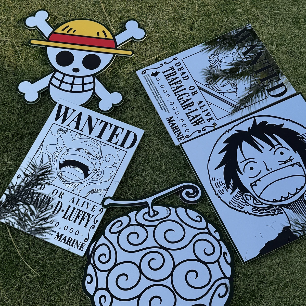 

ONE PIECE Luffy WANTED Anime Shape Mirror Anime Wall Decor for Lovers Children Birthday and Christmas Gift