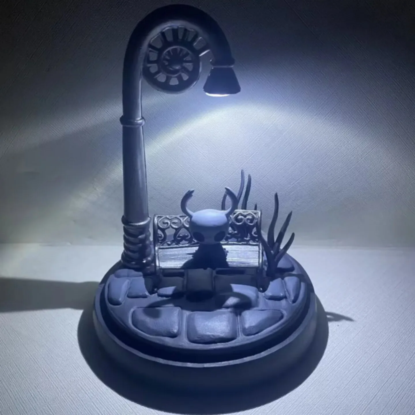 

12cm Gaming Merchandise Hollow Knight Lantern Knight Glow-In-The-Dark Pc Case Desktop Trendy Toy Ornament Collectible Toy Gift