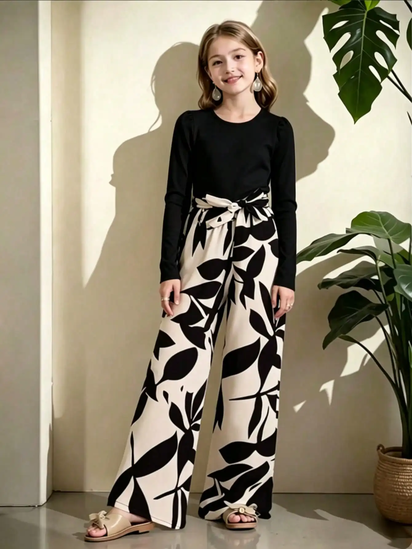 Gestreiftes Oberteil mit langen Ärmeln und Rundhalsausschnitt für Mädchen, mit elastischem Bund und weitem Bein, einfarbiges Outfit-Set für Kinder. – Detail 3