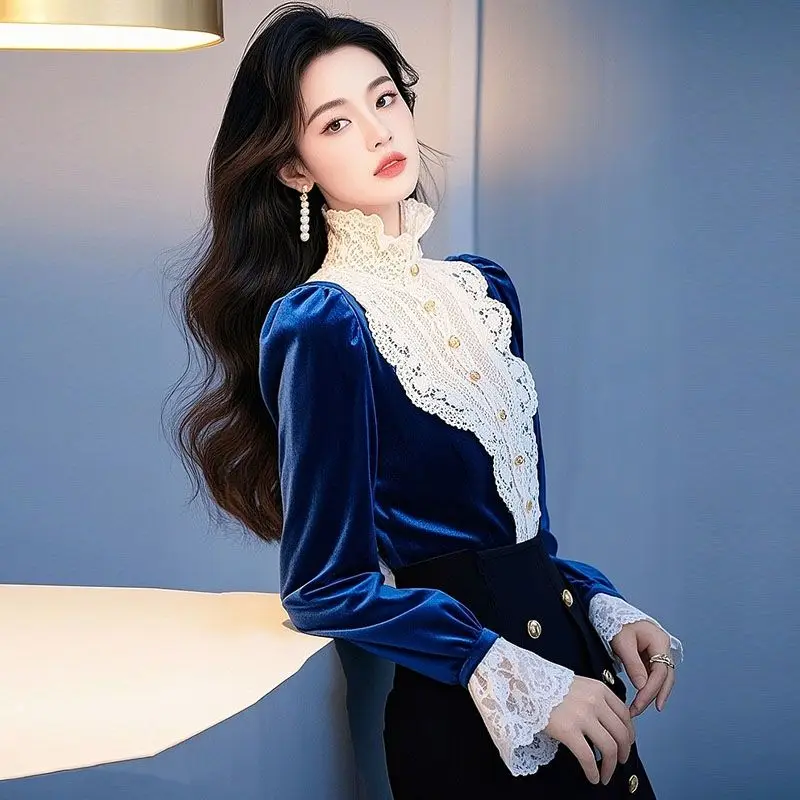Unieke blauwe fluwelen top dames 2025, lente buitenlandse stijl, slanke afslankende kanten stiksels, binnenbasislaag
