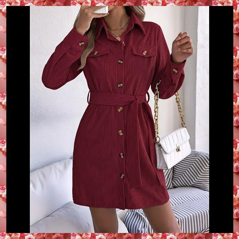 Damska sukienka koszulowa mini z kołnierzykiem w serek, zapinana na guziki, plisowana, z długim rękawem i paskiem.
